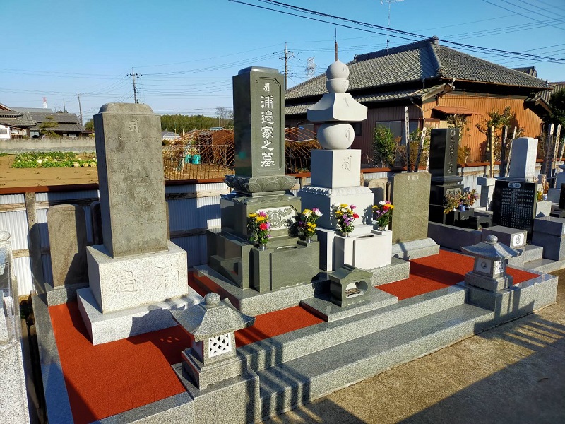 代々の墓に杉崎石材店が長く数代前から関わり、 今回は良樹さんが設計し新墓所に建立されたもの